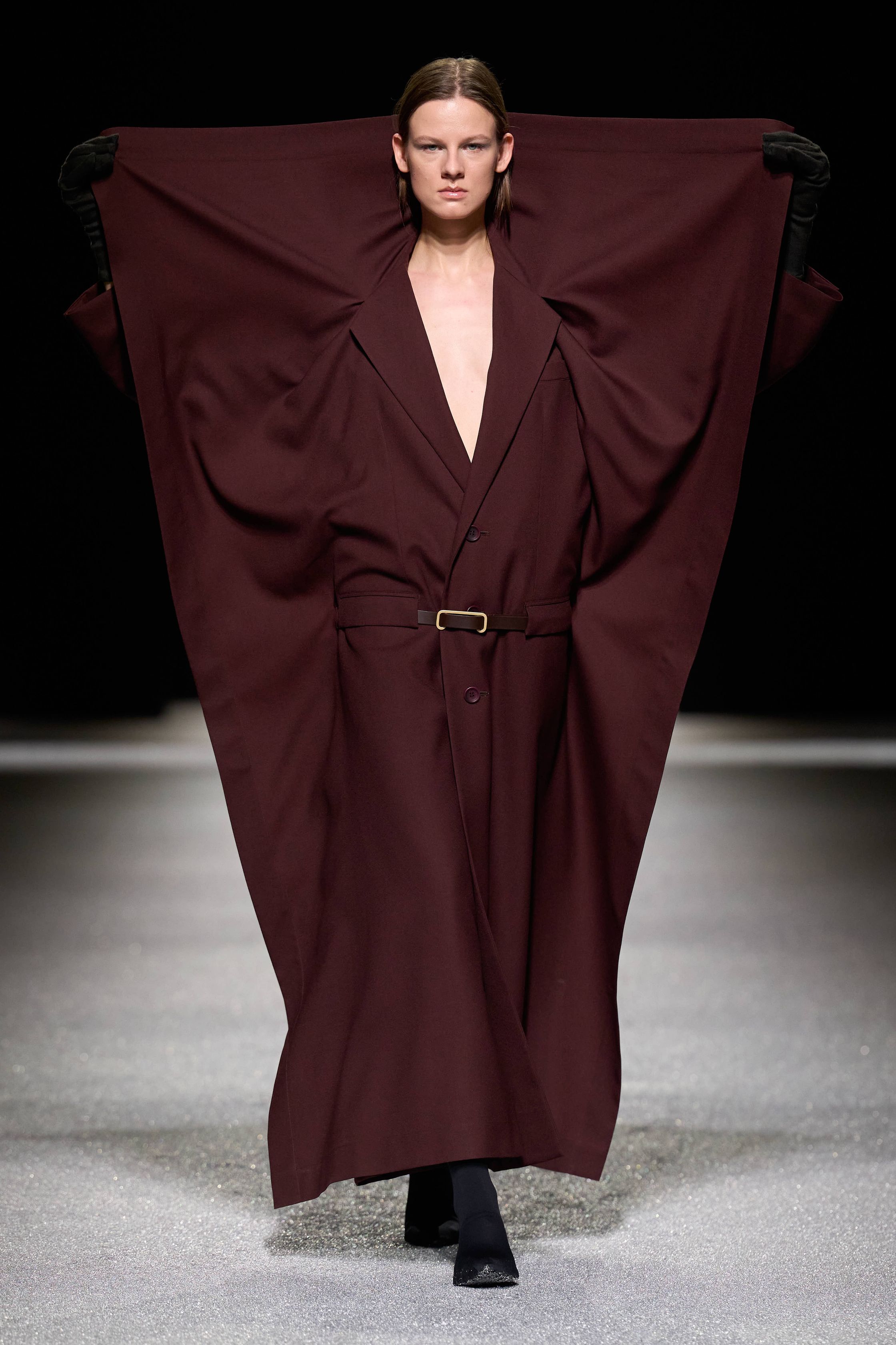 Issey Miyake 这一季把“留白”做成了真正可被看见的力量：黑白灰的大面积静默、宽松针织与褶皱结构先建立禅意秩序，随后以明黄、亮粉与雕塑化体量突然打破沉静，让衣服像在呼吸，也像在生长。它不是简单的极简主义，而是一种把工艺、身体与空间关系重新推向前台的诗性实验-顽石频道趋势研究